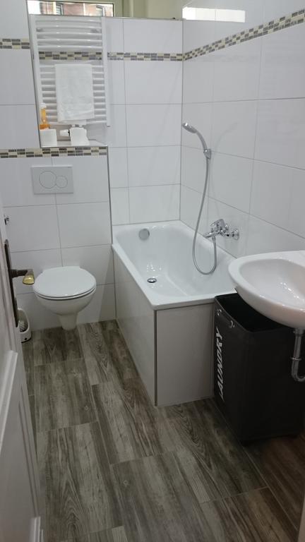 Avi Goodhouse Dusseldorf